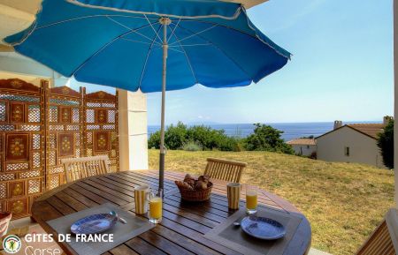 Gite n&deg;63182 Luri - Corse - G&icirc;te &agrave; Luri, Grand Bastia, Haute-Corse, labellis&eacute; G&icirc;tes de France : la terrasse avec vue mer 