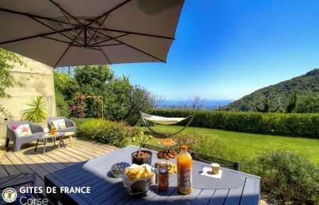 Gîte à Penta Di Casinca, La Côte Orientale, Haute-Corse, labellisé Gîtes de France : la terrasse et le jardin Gite n°64551 Penta-di-Casinca - Corse - Gîte à Penta Di Casinca, La Côte Orientale, Haute-Corse, labellisé Gîtes de France : la terrasse et le jardin