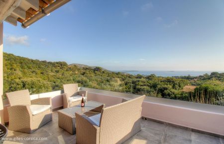 Gîte à Porto-Vecchio, le sud corse, Corse-du-Sud, labellisé Gîtes de France : la terrasse et la vue Gite n°27031 Porto-Vecchio - Corse - Gîte à Porto-Vecchio, le sud corse, Corse-du-Sud, labellisé Gîtes de France : la terrasse et la vue