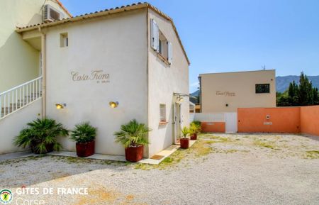 Gite n&deg;64351 Calvi - Corse - G&icirc;te &agrave; Calvi, Balagne, Haute-Corse, labellis&eacute; G&icirc;tes de France : le parking et la maison