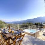 Gîte à Cateri, La Balagne, Haute-Corse, labellisé Gîtes de France : la terrasse avec la vue sur les montagnes Gîte à Cateri, La Balagne, Haute-Corse, labellisé Gîtes de France : la terrasse avec la vue sur les montagnes
