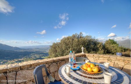 Gite n&deg;16402 Sart&egrave;ne - Corse - La terrasse face au golfe du Valinco, dominant la cit&eacute; de Sart&egrave;ne, la vall&eacute;e et les montagnes.
Orientation sud ouest