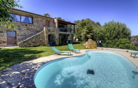 Gite n&deg;57071 Solaro - Corse - G&icirc;te &agrave; Solaro, c&ocirc;te orientale, Haute-Corse, labellis&eacute; G&icirc;tes de France : la piscine et la batisse
