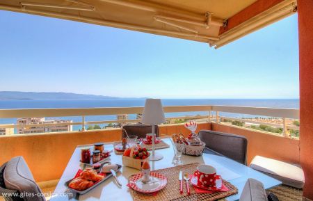 City Break No.27871 Ajaccio - Corse - Gite-27871-Ajaccio_-Le_Grand_Ajaccio-corse-du-sud-labellis&eacute;-Gites-de-France- la terrasse