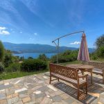 G&icirc;te &agrave; Tiuccia, la c&ocirc;te ouest, en Corse du Sud, labellis&eacute; G&icirc;tes de France : terrasse et la vue