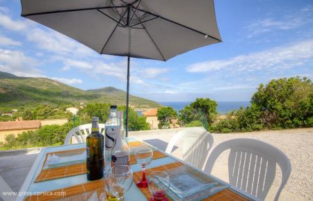 Gîte à Galeria, Balagne, Haute-Corse, labellisé Gîtes de France : la terrasse avec vue sur mer Gite n°61341 Galéria - Corse - Gîte à Galeria, Balagne, Haute-Corse, labellisé Gîtes de France : la terrasse avec vue sur mer