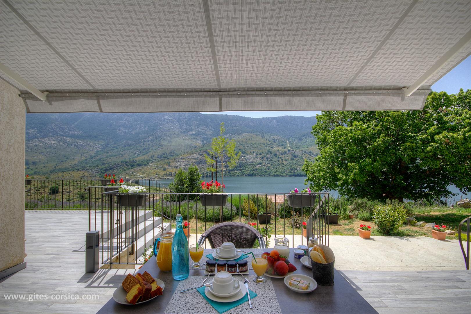Chambres d'hôtes à Calacuccia, Centre Corse, Haute-Corse, labellisées Gîtes de France : la terrasse de la chambre Ninu avec vue sur le lac photo 17