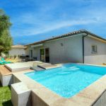 G&icirc;te &agrave; Oletta, Grand Bastia, Haute-Corse, labellis&eacute; G&icirc;tes de France : terrasse avec piscine et jacuzzi