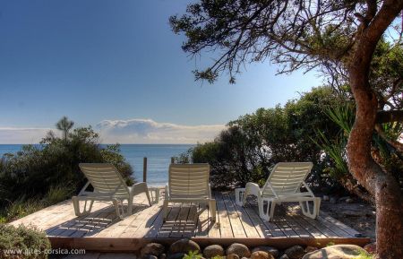 Gite n&deg;59969 Ghisonaccia - Corse - G&icirc;te &agrave; Ghisonaccia,C&ocirc;te orientale, Haute-Corse, labellis&eacute; G&icirc;tes de France : la terrasse du gite avec acc&egrave;s privatif &agrave; la plage