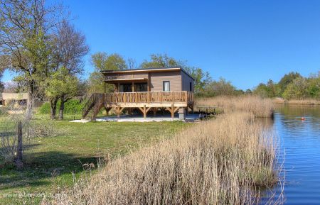 Lodge on stilts58537 Ghisonaccia - Corse - Cabane sur pilotis &agrave; Ghisonaccia, c&ocirc;te orientale, Haute-Corse, labellis&eacute; G&icirc;tes de France : la cabane et son environnement
