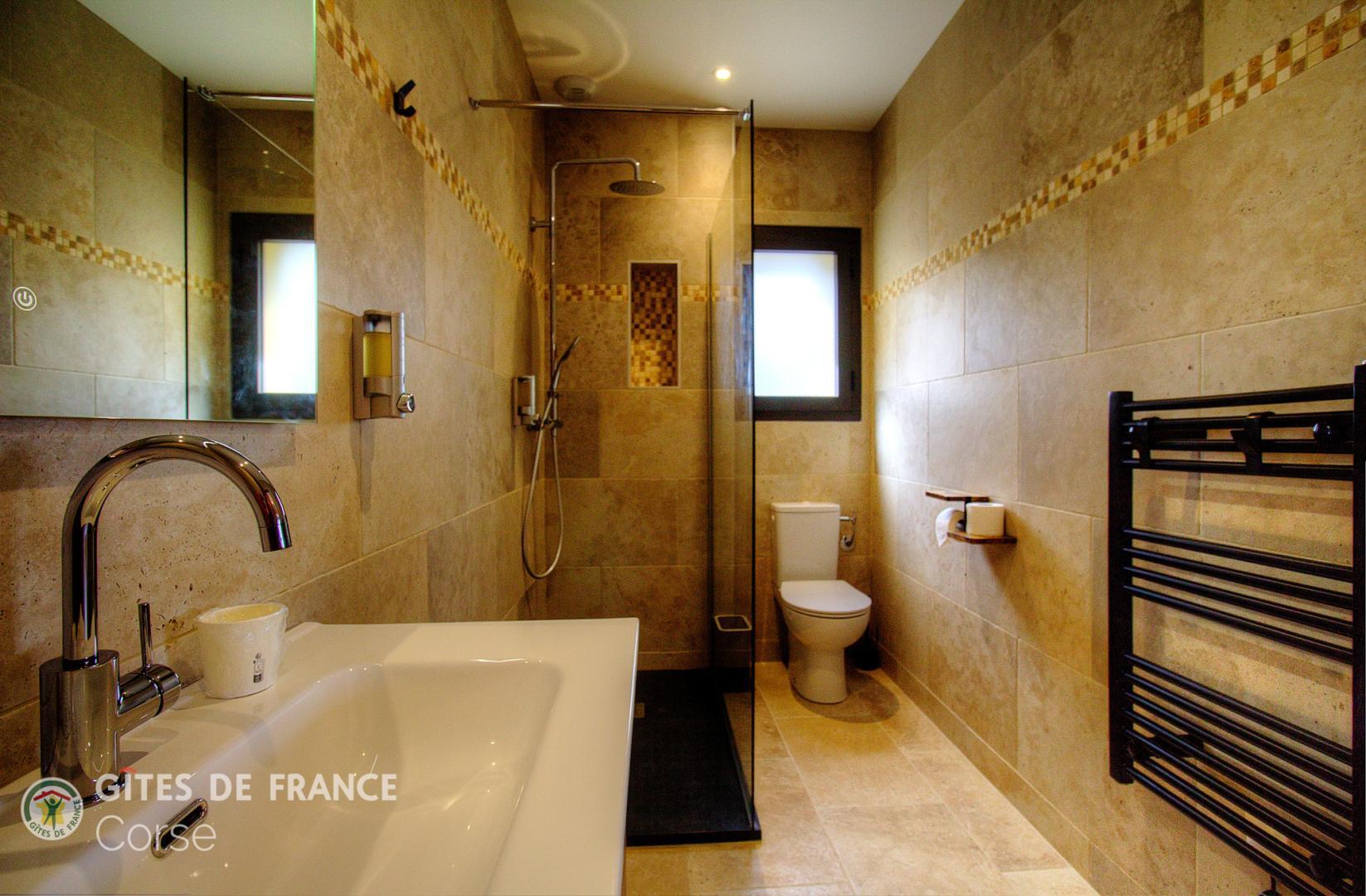 Chambres d'hôtes à Monticello, Balagne, Haute-Corse, labellisé Gites de France : la salle d'eau de la chambre Turchinu photo 16