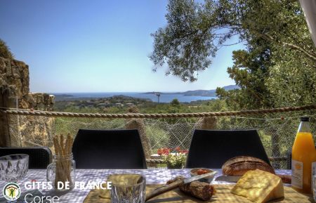 Gite à Porto-Vecchio, Le Sud Corse, labellisé Gîtes de France : la terrasse avec la vue mer Gite n°28901 Porto-Vecchio - Corse - Gite à Porto-Vecchio, Le Sud Corse, labellisé Gîtes de France : la terrasse avec la vue mer