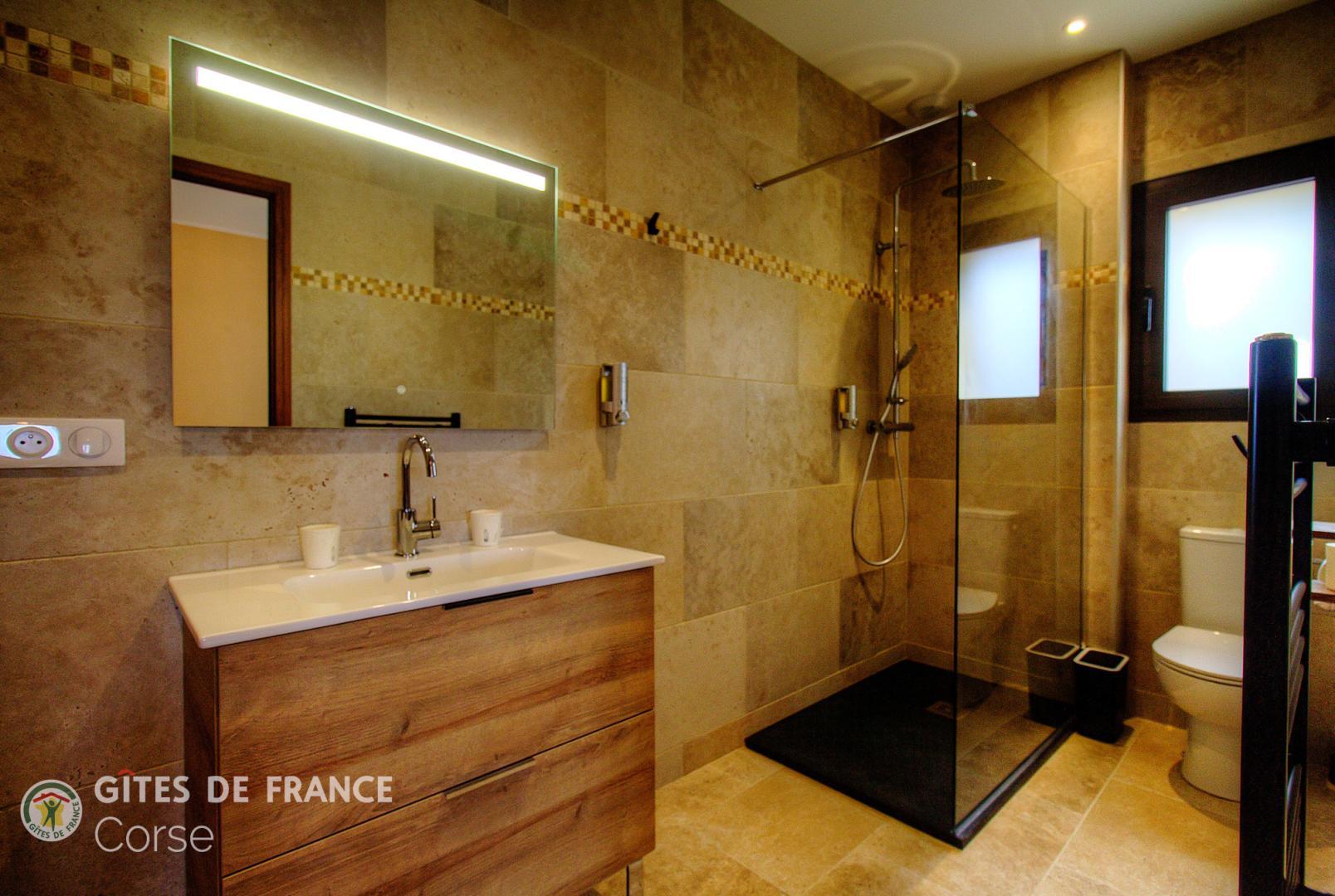 Chambres d'hôtes à Monticello, Balagne, Haute-Corse, labellisé Gites de France : la salle d'eau de la chambre Turchinu photo 17