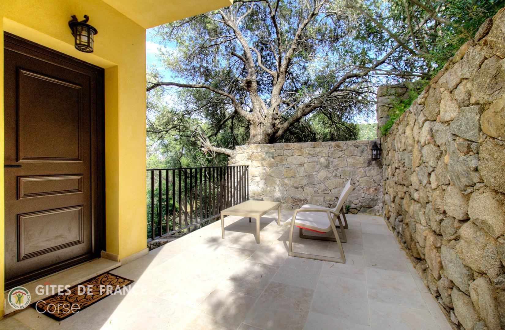 Chambres d'hôtes à Monticello, Balagne, Haute-Corse, labellisé Gites de France : la terrasse à l'entrée de la chambre Turchinu photo 18