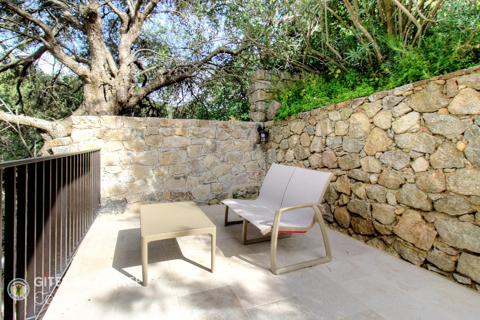 Chambres d'hôtes à Monticello, Balagne, Haute-Corse, labellisé Gites de France : la terrasse à l'entrée de la chambre Turchinu photo 19