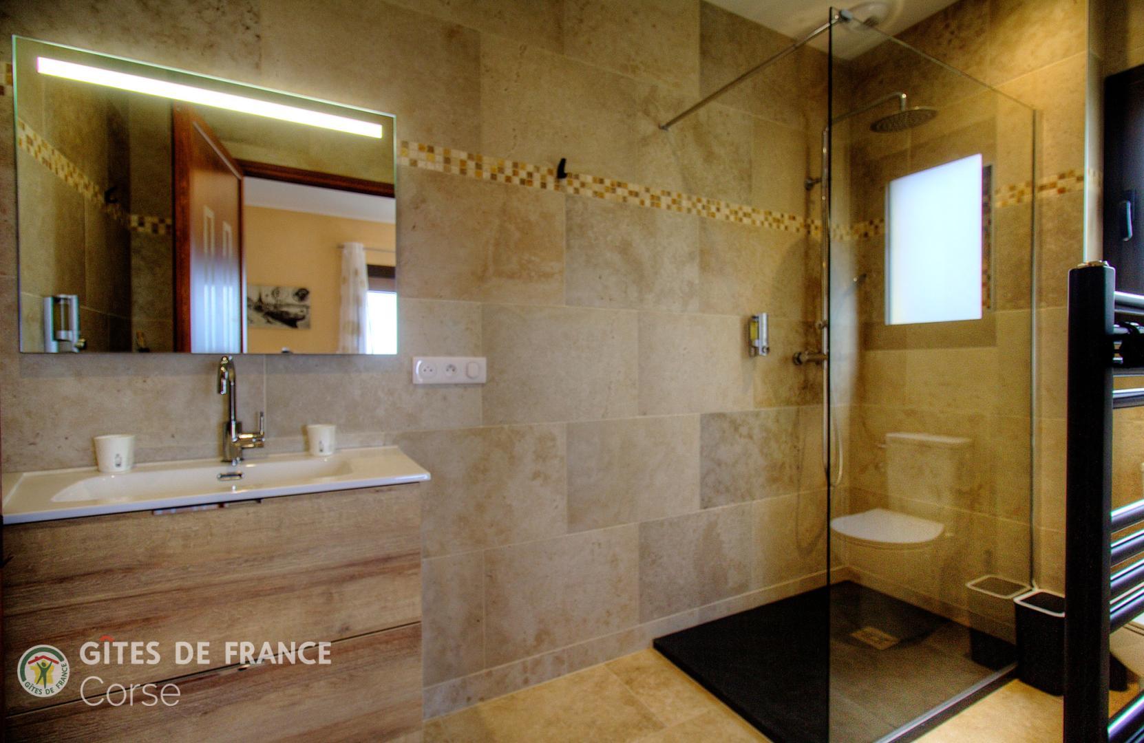 Chambres d'hôtes à Monticello, Balagne, Haute-Corse, labellisé Gites de France : la salle d'eau de la chambre Orizonti photo 24