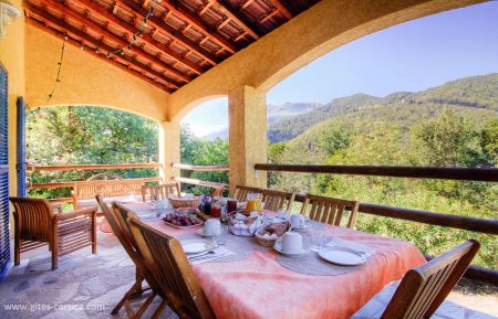 Chambres d'hôtes, Poggio Marinaccio, Centre-Corse, Haute-Corse, labellisé Gites de France : la terrasse où est servi le petit-déjeuner, avec vue sur le San Pedrone Bed & Breakfast no.57221 Poggio-Marinaccio - Corse - Chambres d'hôtes, Poggio Marinaccio, Centre-Corse, Haute-Corse, labellisé Gites de France : la terrasse où est servi le petit-déjeuner, avec vue sur le San Pedrone