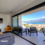 G&icirc;te &agrave; Calvi, La Balagne, Haute-Corse, labellis&eacute; G&icirc;tes de France : G&icirc;te &agrave; Calvi, La Balagne, Haute-Corse, labellis&eacute; G&icirc;tes de France : le s&eacute;jour/cuisine avec vue mer et montagnes