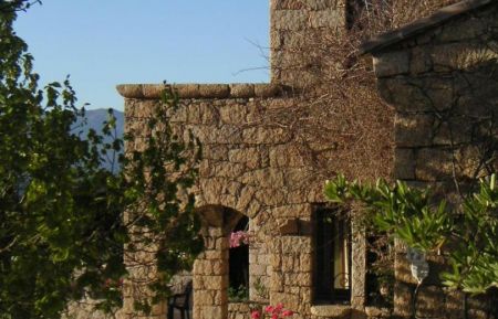 Gite n&deg;16403 Sart&egrave;ne - Corse - Le logement et sa terrasse au premier &eacute;tage, partie centrale de la propri&eacute;t&eacute; 