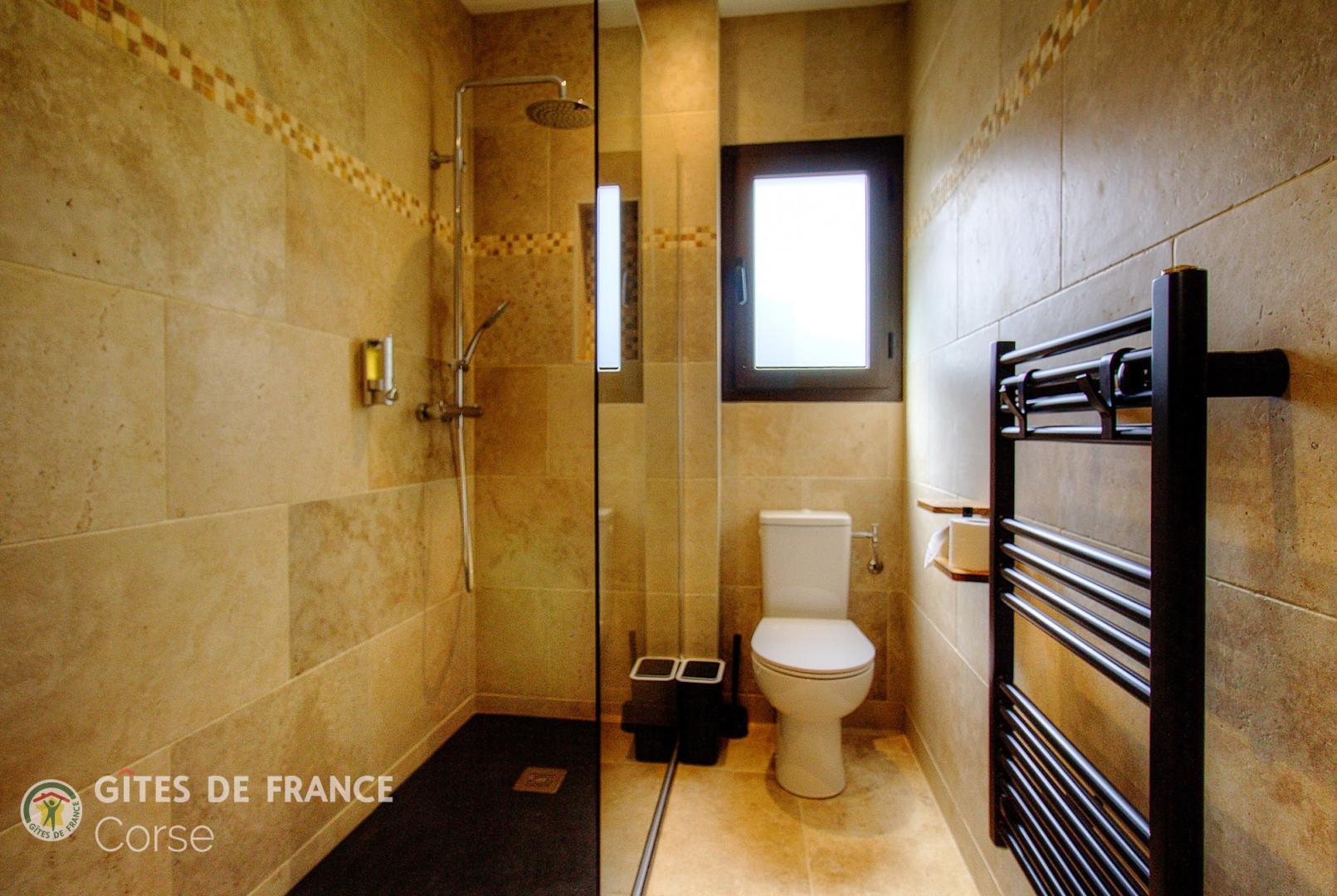 Chambres d'hôtes à Monticello, Balagne, Haute-Corse, labellisé Gites de France : la salle d'eau de la chambre Orizonti photo 25