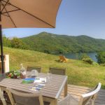 Gite à Tolla, le grand Ajaccio, Corse du Sud, labellisé Gîtes de France : la terrasse avec vue sur le lac Gite à Tolla, le grand Ajaccio, Corse du Sud, labellisé Gîtes de France : la terrasse avec vue sur le lac