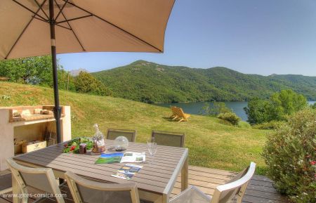 Gite à Tolla, le grand Ajaccio, Corse du Sud, labellisé Gîtes de France : la terrasse avec vue sur le lac Gite n°17873 Tolla - Corse - Gite à Tolla, le grand Ajaccio, Corse du Sud, labellisé Gîtes de France : la terrasse avec vue sur le lac