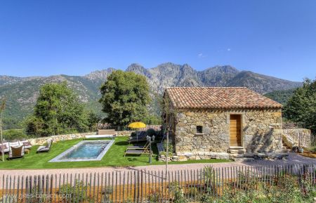 Gite n&deg;19372 Bocognano - Corse - Gite &agrave; Bocognano, le Grand Ajaccio, Corse du Sud : la maison et la piscine