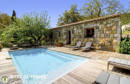 Gite n&deg;25061 Levie - Corse - Gite &agrave; Levie, Corse du Sud, labelis&eacute; G&icirc;tes de France : le gite et la piscine