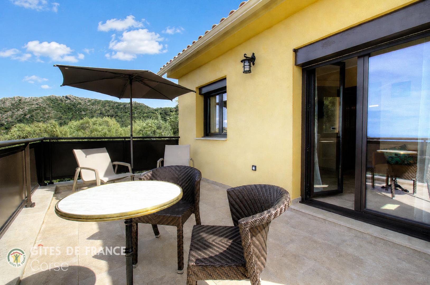 Chambres d'hôtes à Monticello, Balagne, Haute-Corse, labellisé Gites de France : la terrasse de la chambre Orizonti photo 27