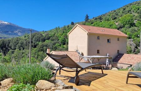Gite n&deg;62232 Corscia - Corse - Gite &agrave; Cuccia, Centre-Corse, Haute-Corse, labellis&eacute; Gites de France : la maison et sa terrasse en bois