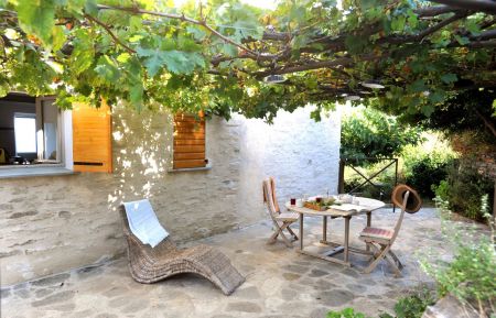Gite n&deg;64321 Sisco - Corse - G&icirc;te &agrave; Sisco, Le Grand Bastia, Haute-Corse, labellis&eacute; G&icirc;tes de France : la terrasse devant l'entr&eacute;e
