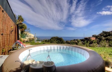 Gite n&deg;63191 Bastia - Corse - G&icirc;te &agrave; Bastia, Grand Bastia, Haute-Corse, labellis&eacute; G&icirc;tes de France : le jacuzzi en contrebas du gite