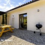 Gite &agrave; Porto-Vecchio, le Sud Corse, Labellis&eacute; G&icirc;tes de France : la terrasse gravillon&eacute;e et le gite