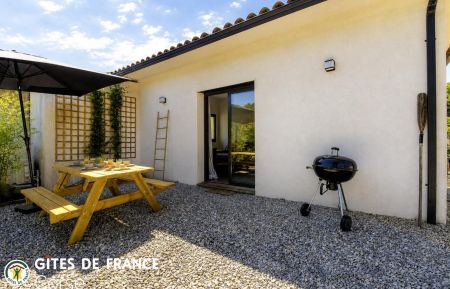 Gite à Porto-Vecchio, le Sud Corse, Labellisé Gîtes de France : la terrasse gravillonée et le gite Gite n°28861 Porto-Vecchio - Corse - Gite à Porto-Vecchio, le Sud Corse, Labellisé Gîtes de France : la terrasse gravillonée et le gite