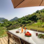 Gite &agrave; Tolla, le grand Ajaccio, Corse du Sud, labellis&eacute; G&icirc;tes de France : la terrasse avec vue sur le lac