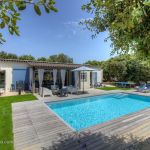 Gite &agrave; Bonifacio, le Sud Corse, labellis&eacute; G&icirc;tes de France : la maison et la piscine