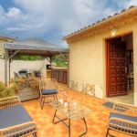 G&icirc;te &agrave; Sagone, la c&ocirc;te ouest, Corse-du-Sud, labellis&eacute; G&icirc;tes de France : la terrasse devant le g&icirc;te