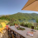 Gite à Tolla, le grand Ajaccio, Corse du Sud, labellisé Gîtes de France : la terrasse avec vue sur le lac Gite à Tolla, le grand Ajaccio, Corse du Sud, labellisé Gîtes de France : la terrasse avec vue sur le lac