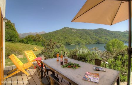 Gite à Tolla, le grand Ajaccio, Corse du Sud, labellisé Gîtes de France : la terrasse avec vue sur le lac Gite n°17872 Tolla - Corse - Gite à Tolla, le grand Ajaccio, Corse du Sud, labellisé Gîtes de France : la terrasse avec vue sur le lac